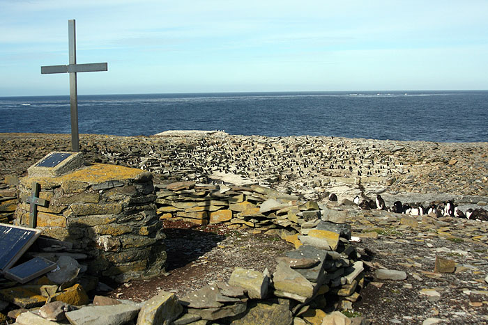 FK0310LD0498_sealion-memorial-and-rockopper-colony.jpg [&copy; Last Frontiers Ltd]