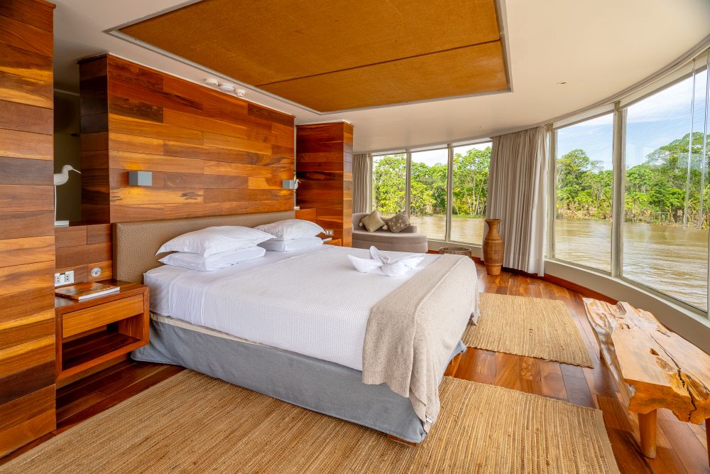 PE1801DE010_delfin-3-owners.jpg [&copy; Last Frontiers Ltd]